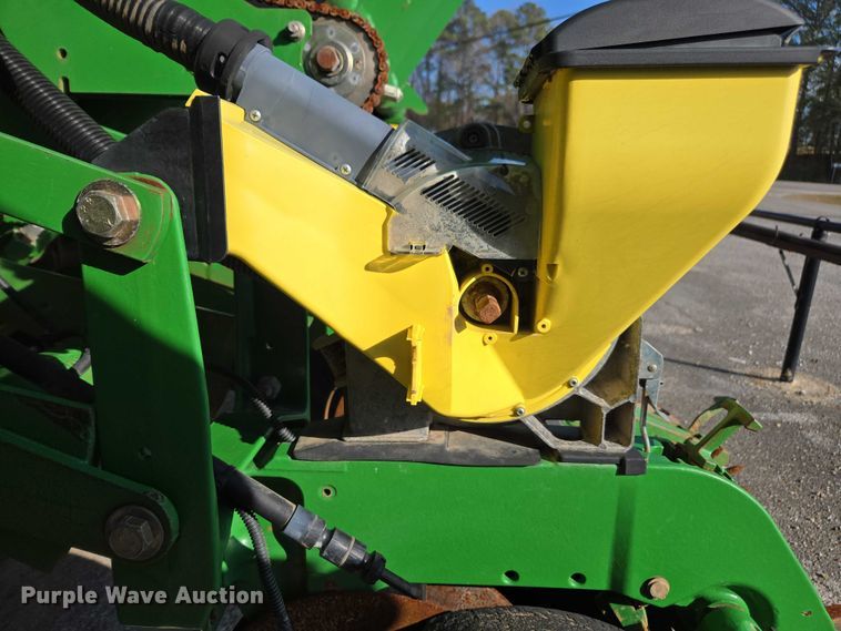 image for item DU2573 2010 John Deere 1790 split row planter