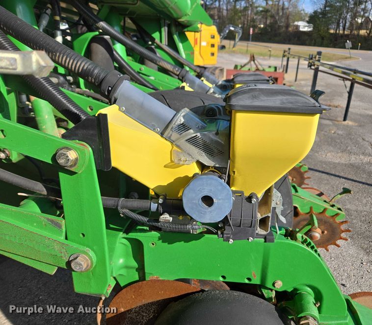 image for item DU2573 2010 John Deere 1790 split row planter