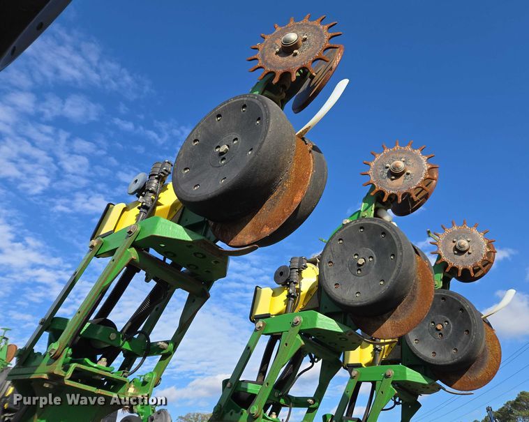 image for item DU2573 2010 John Deere 1790 split row planter