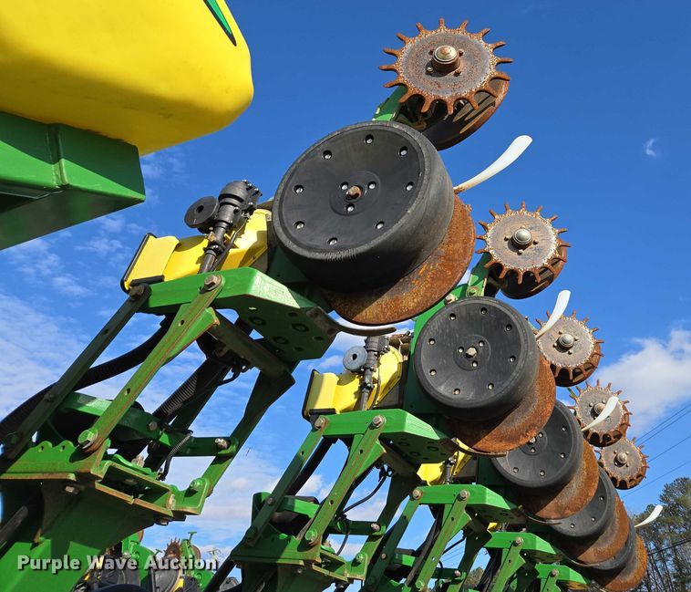 image for item DU2573 2010 John Deere 1790 split row planter