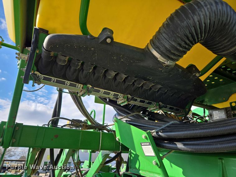 image for item DU2573 2010 John Deere 1790 split row planter
