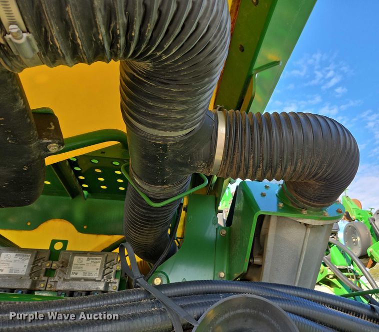 image for item DU2573 2010 John Deere 1790 split row planter