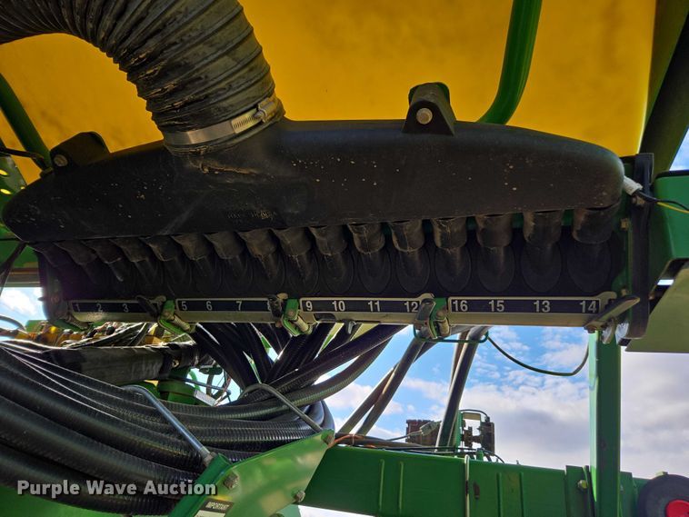 image for item DU2573 2010 John Deere 1790 split row planter