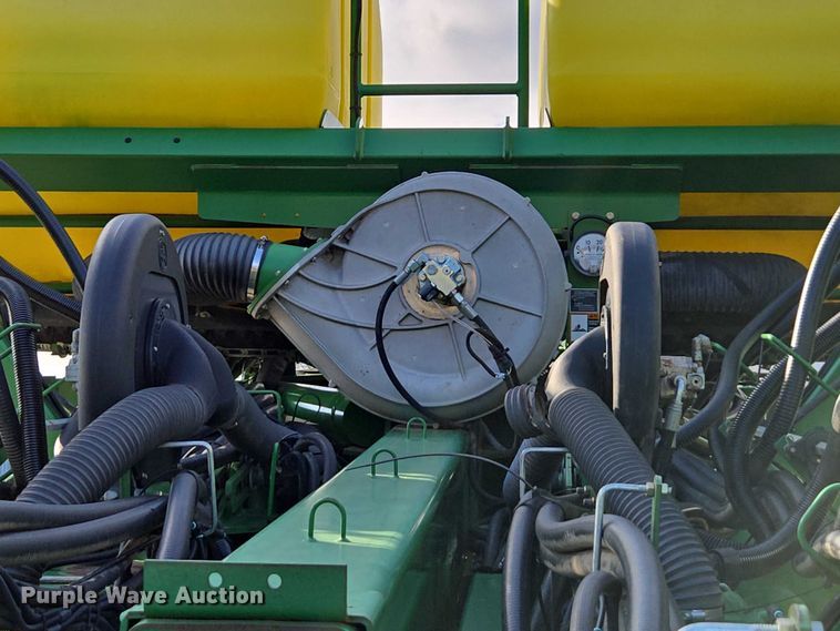 image for item DU2573 2010 John Deere 1790 split row planter