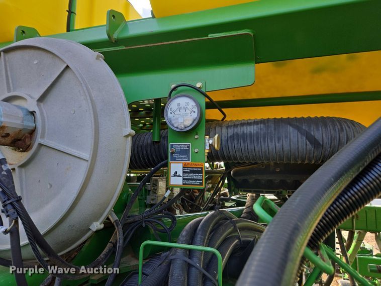image for item DU2573 2010 John Deere 1790 split row planter