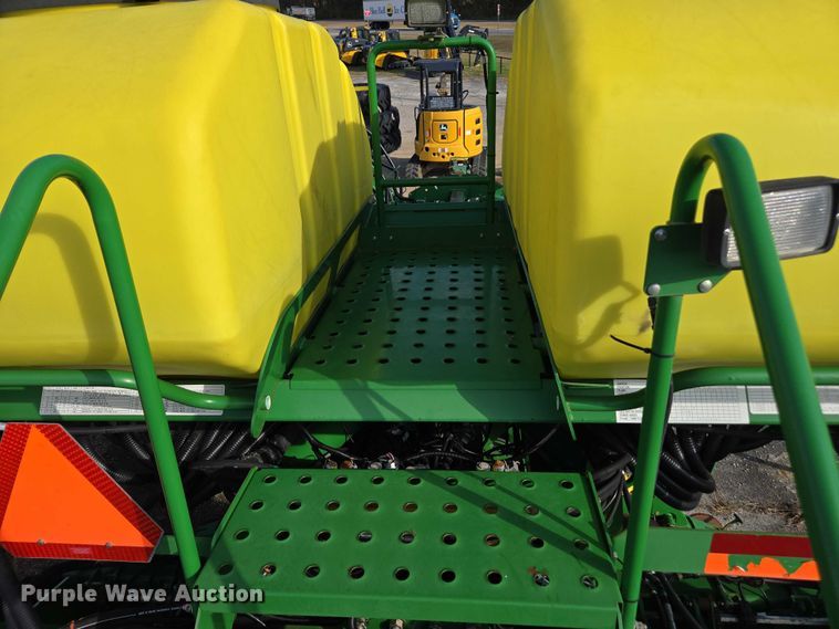 image for item DU2573 2010 John Deere 1790 split row planter