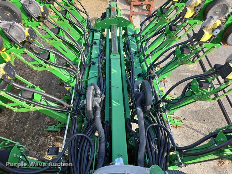 image for item DU2573 2010 John Deere 1790 split row planter