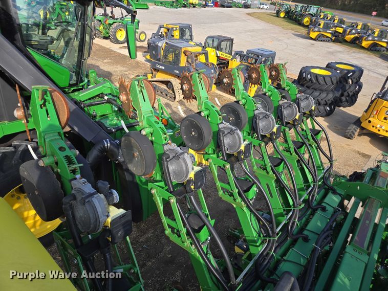 image for item DU2573 2010 John Deere 1790 split row planter