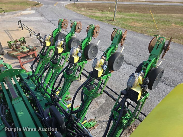 image for item DU2573 2010 John Deere 1790 split row planter