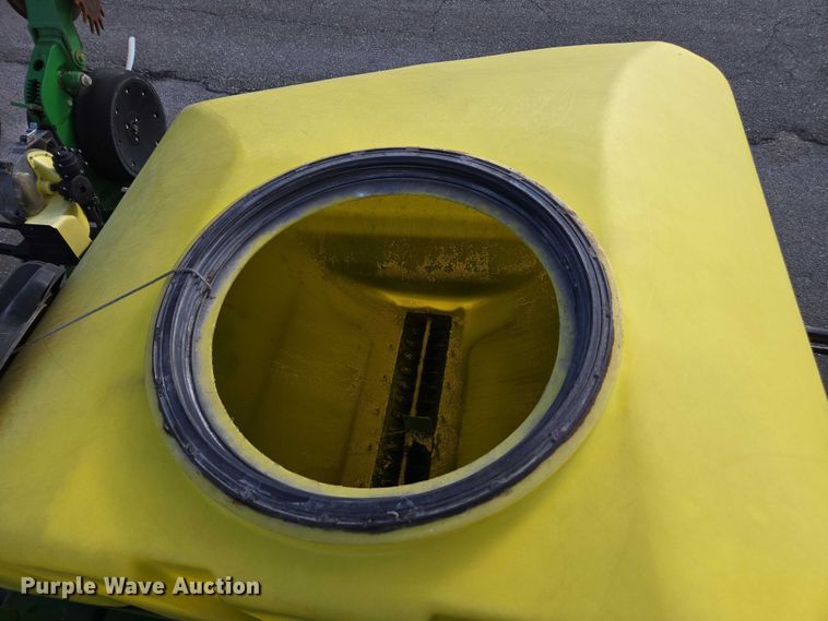 image for item DU2573 2010 John Deere 1790 split row planter