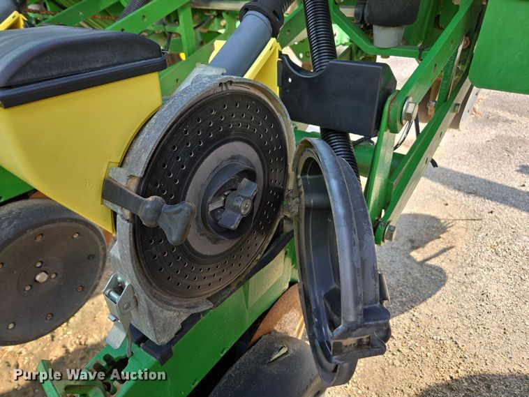 image for item DU2573 2010 John Deere 1790 split row planter