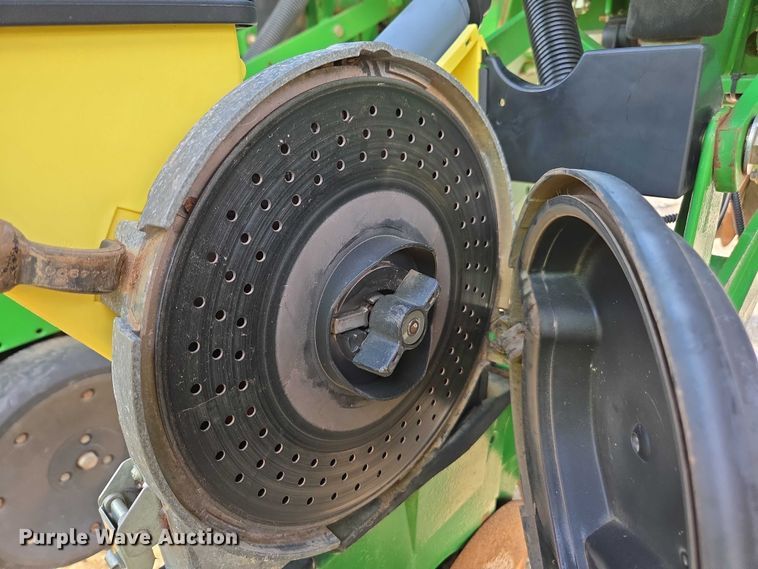 image for item DU2573 2010 John Deere 1790 split row planter