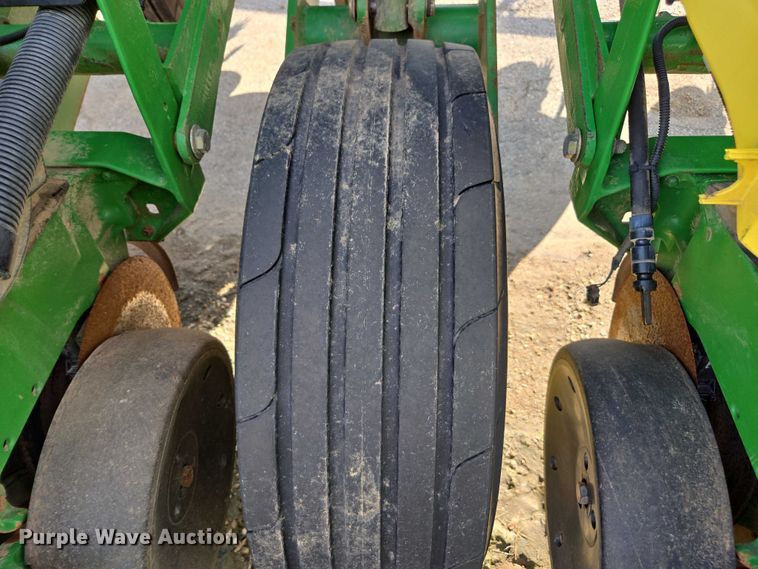 image for item DU2573 2010 John Deere 1790 split row planter