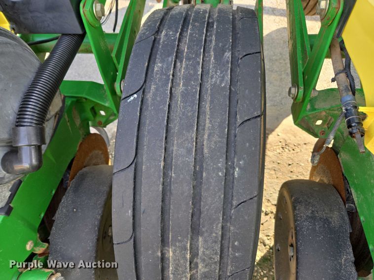 image for item DU2573 2010 John Deere 1790 split row planter