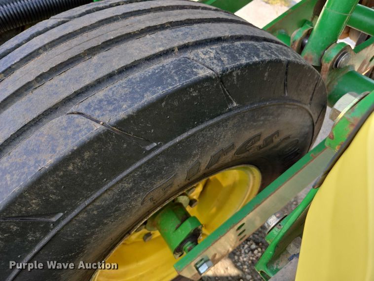 image for item DU2573 2010 John Deere 1790 split row planter
