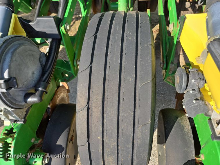 image for item DU2573 2010 John Deere 1790 split row planter