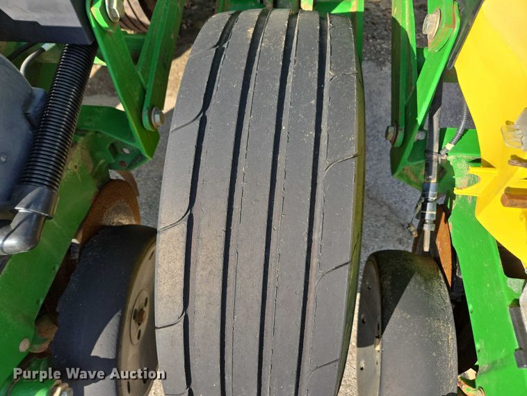 image for item DU2573 2010 John Deere 1790 split row planter