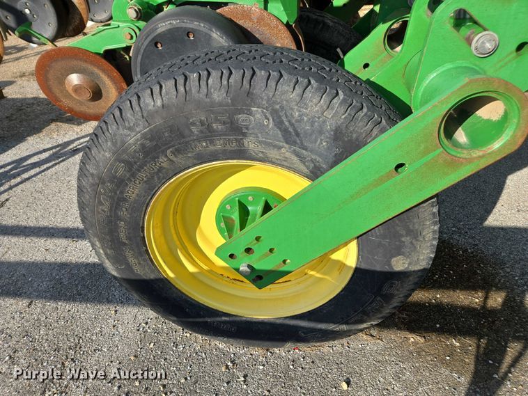 image for item DU2573 2010 John Deere 1790 split row planter