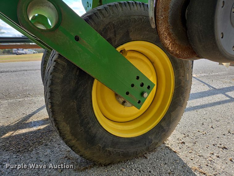 image for item DU2573 2010 John Deere 1790 split row planter