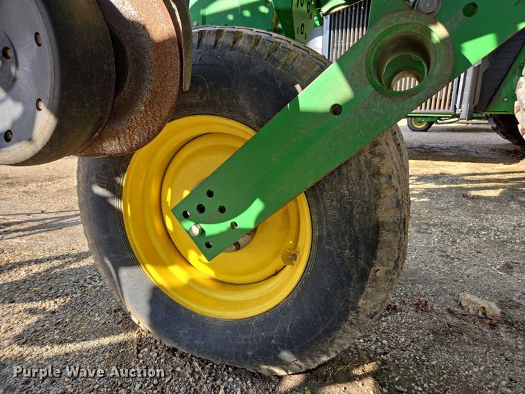 image for item DU2573 2010 John Deere 1790 split row planter