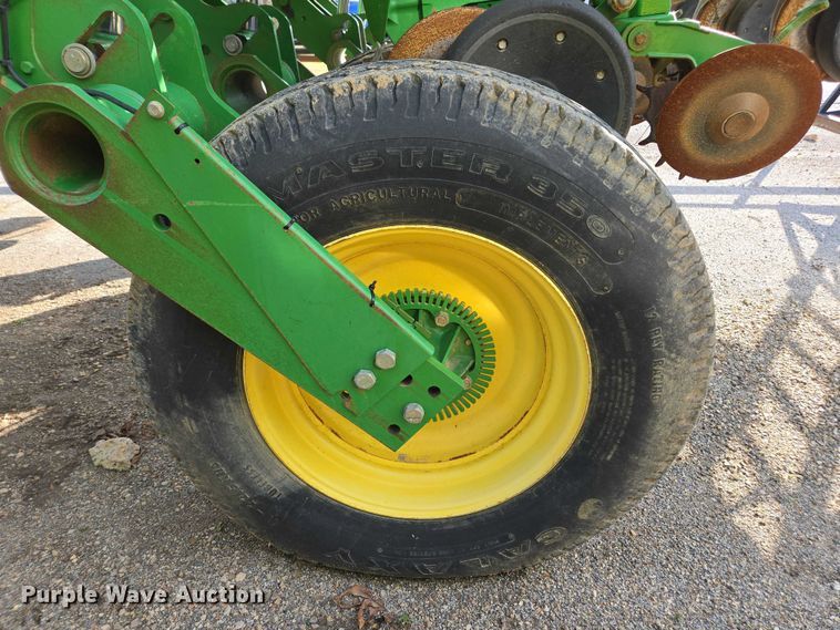 image for item DU2573 2010 John Deere 1790 split row planter