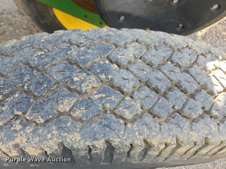 image for item DU2573 2010 John Deere 1790 split row planter