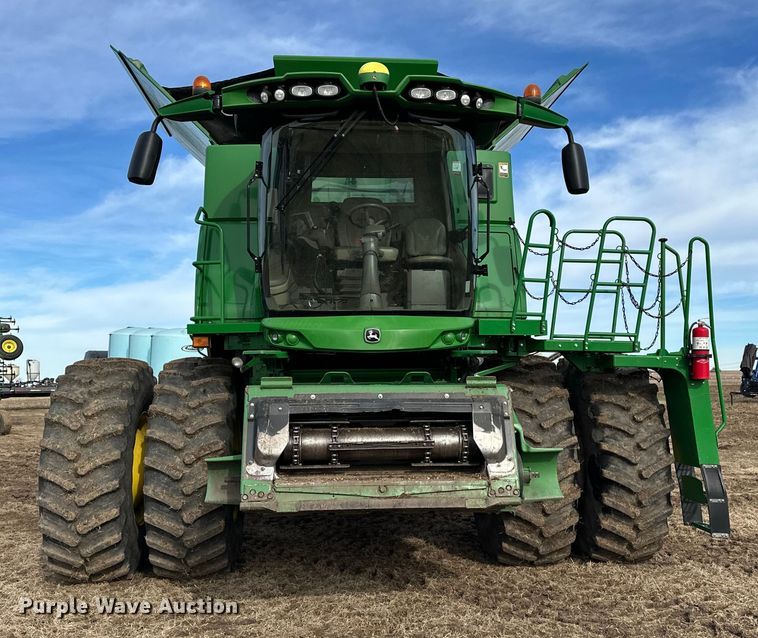 image for item DV0758 2015 John Deere S680S STS RWA combine