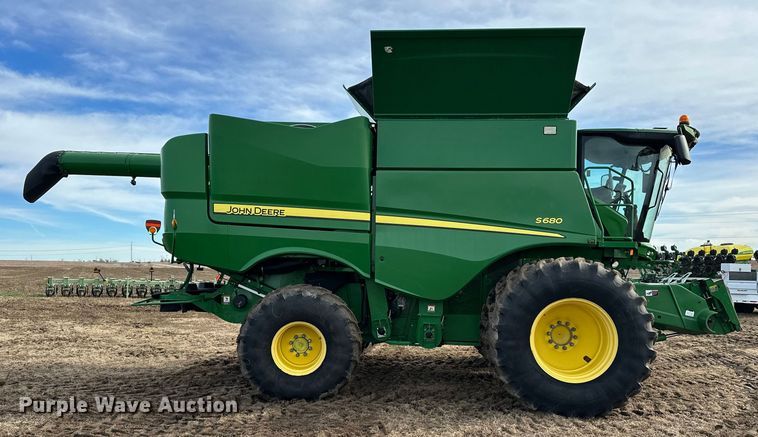 image for item DV0758 2015 John Deere S680S STS RWA combine