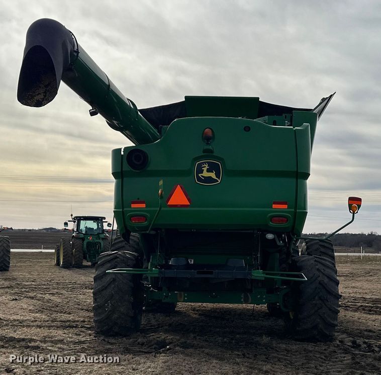 image for item DV0758 2015 John Deere S680S STS RWA combine