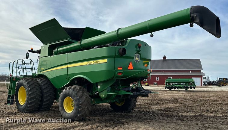 image for item DV0758 2015 John Deere S680S STS RWA combine