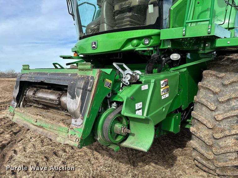 image for item DV0758 2015 John Deere S680S STS RWA combine