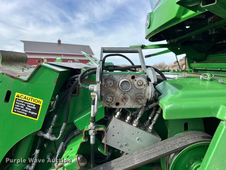 image for item DV0758 2015 John Deere S680S STS RWA combine