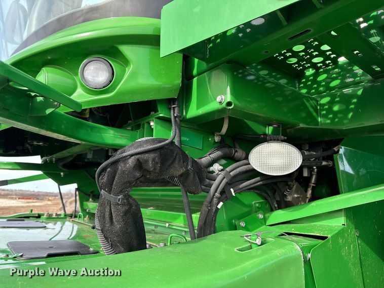 image for item DV0758 2015 John Deere S680S STS RWA combine