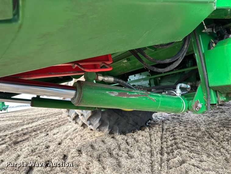 image for item DV0758 2015 John Deere S680S STS RWA combine