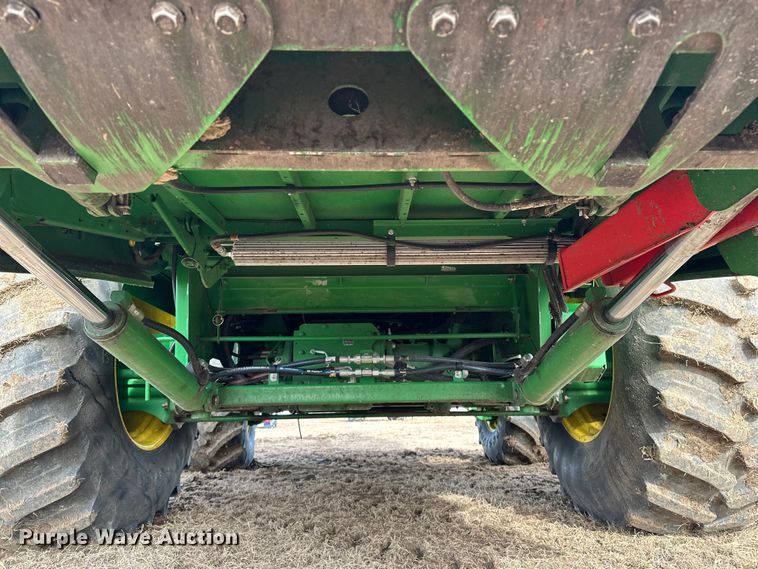 image for item DV0758 2015 John Deere S680S STS RWA combine