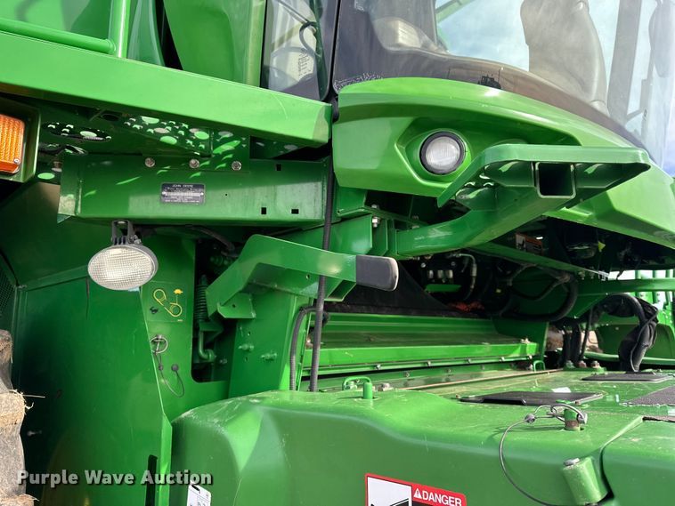 image for item DV0758 2015 John Deere S680S STS RWA combine