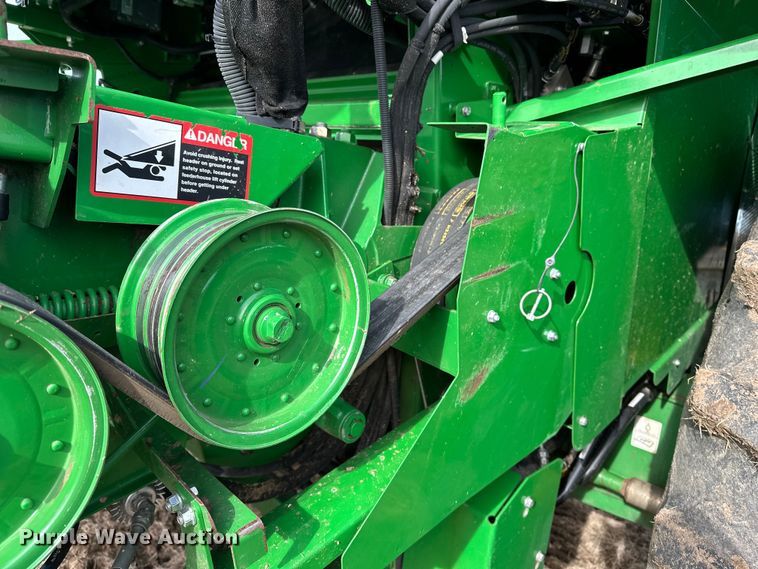 image for item DV0758 2015 John Deere S680S STS RWA combine
