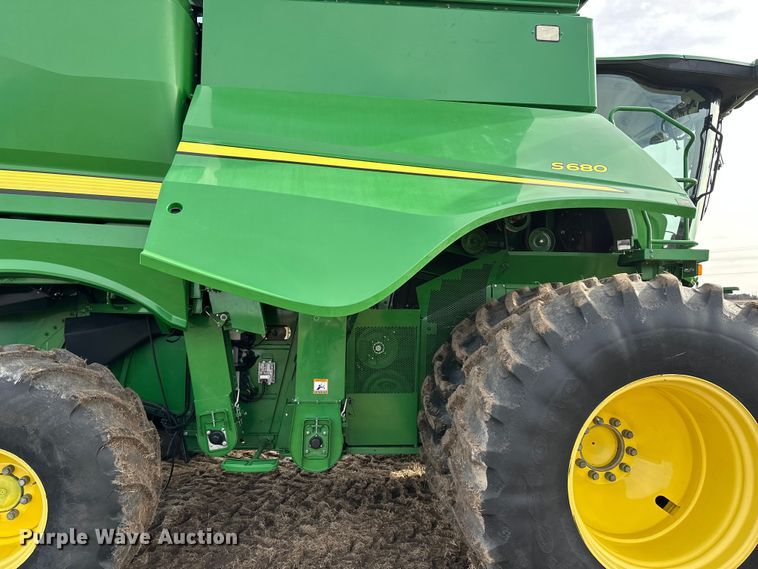 image for item DV0758 2015 John Deere S680S STS RWA combine