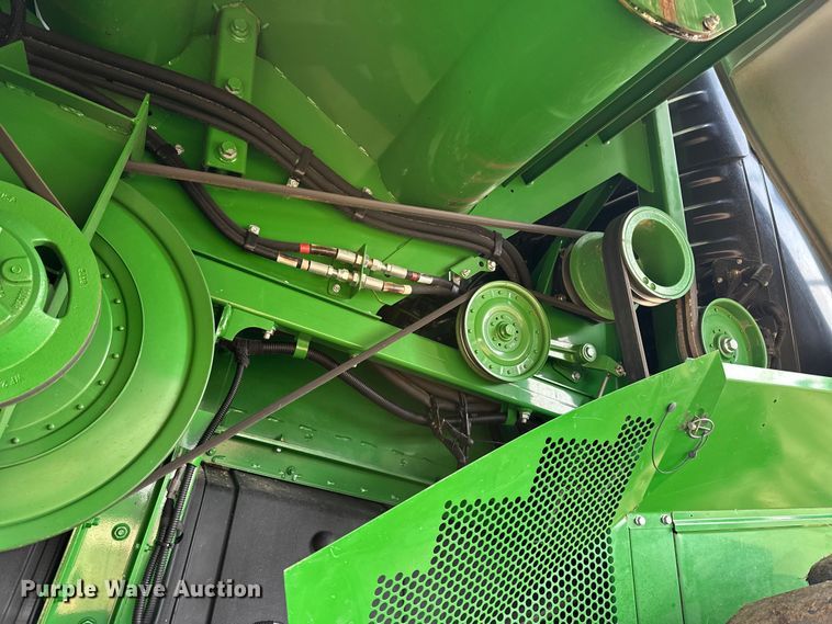 image for item DV0758 2015 John Deere S680S STS RWA combine