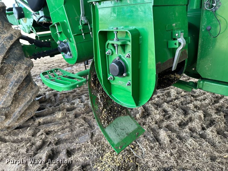 image for item DV0758 2015 John Deere S680S STS RWA combine