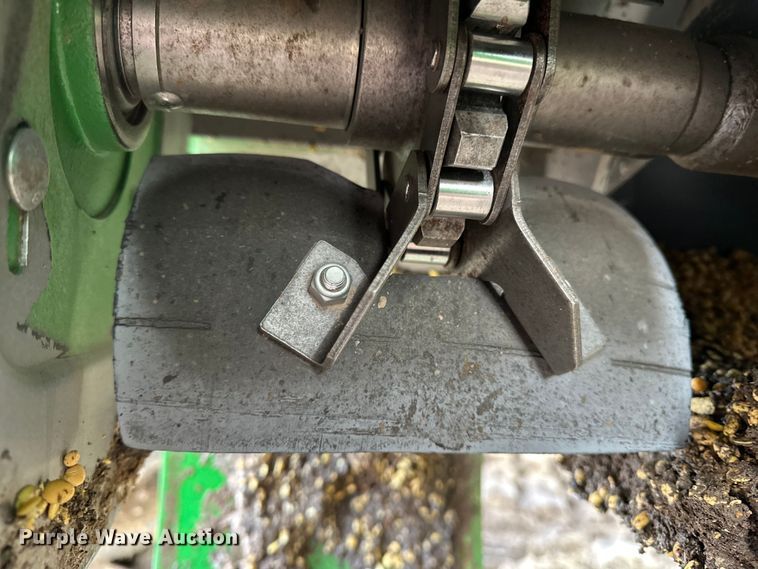 image for item DV0758 2015 John Deere S680S STS RWA combine