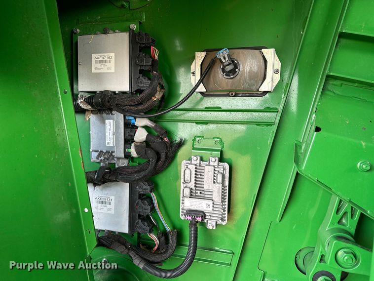 image for item DV0758 2015 John Deere S680S STS RWA combine