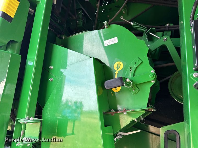 image for item DV0758 2015 John Deere S680S STS RWA combine