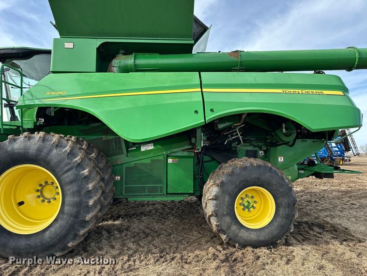image for item DV0758 2015 John Deere S680S STS RWA combine