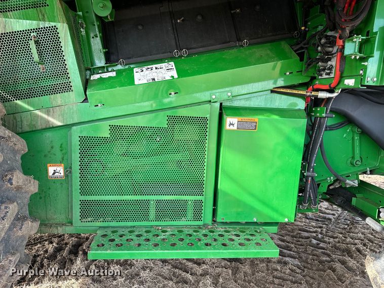 image for item DV0758 2015 John Deere S680S STS RWA combine