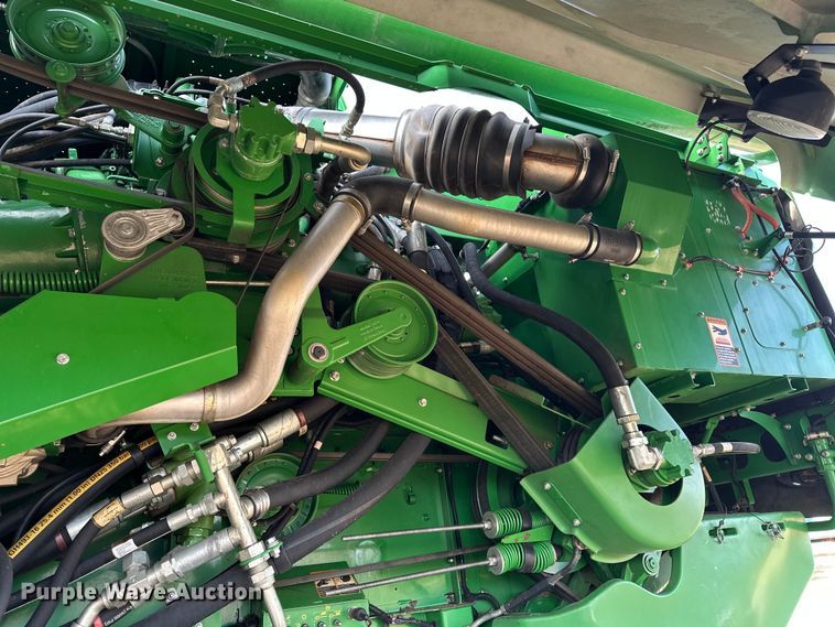 image for item DV0758 2015 John Deere S680S STS RWA combine