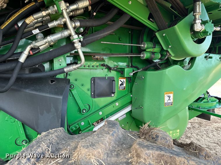 image for item DV0758 2015 John Deere S680S STS RWA combine