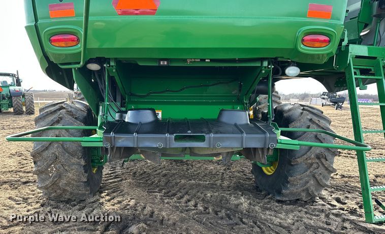 image for item DV0758 2015 John Deere S680S STS RWA combine