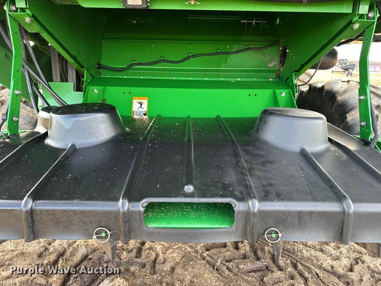 image for item DV0758 2015 John Deere S680S STS RWA combine