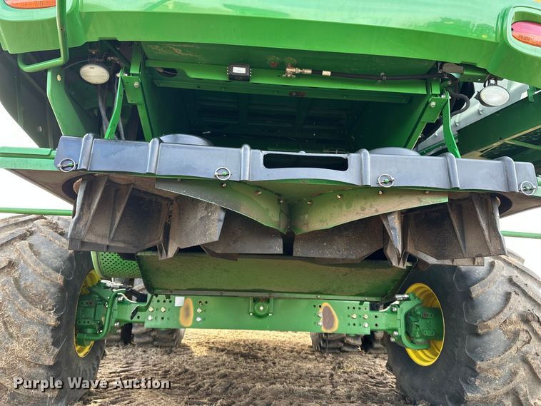 image for item DV0758 2015 John Deere S680S STS RWA combine